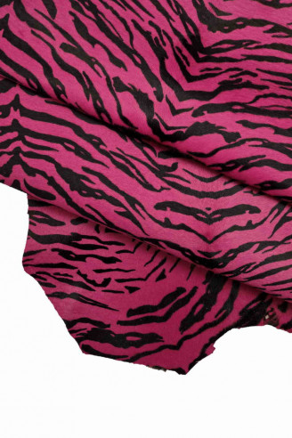 Pellame italiano, cavallino base fucsia con stampa zebra col. nero, colori molto intensi, mano morbida, look sportivo