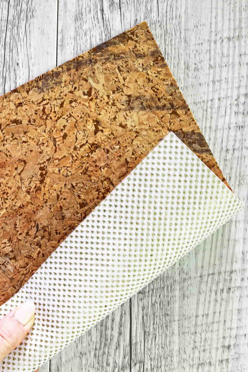 Pezzi di SUGHERO naturale stampa astratta e leggero glitter oro, PELLE  bianca stampa triangoli oro accoppiata nel retro