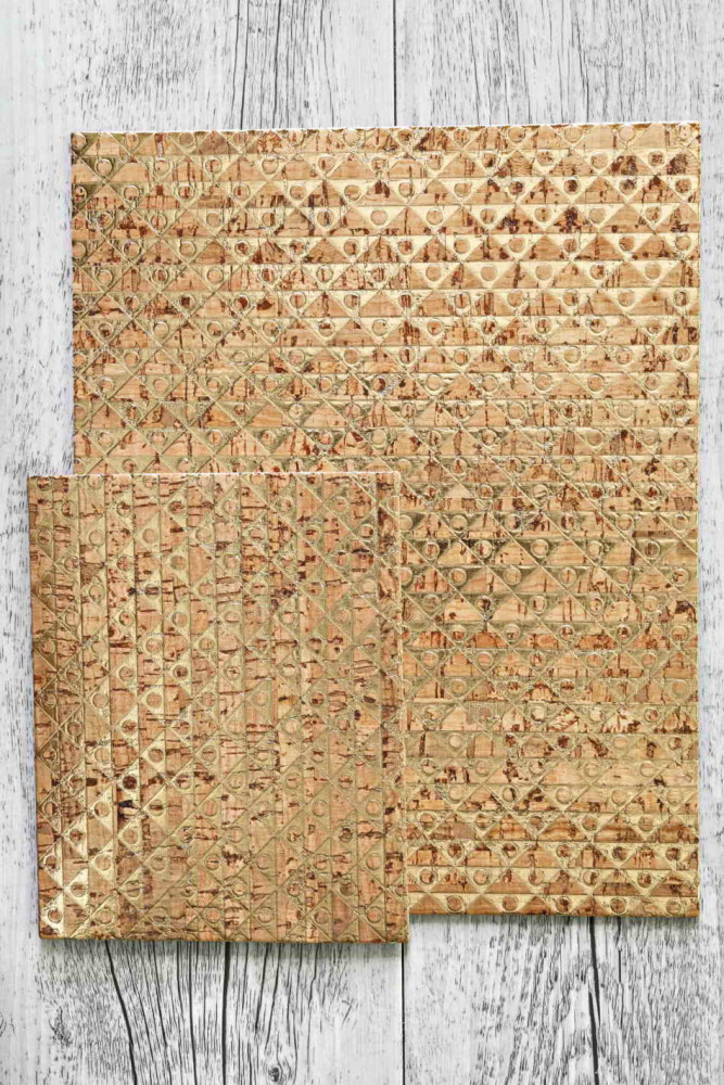 Fogli di SUGHERO naturale stampa oro laminata pixel astratta e PELLE col  camel con grana piccola accoppiata nel retro