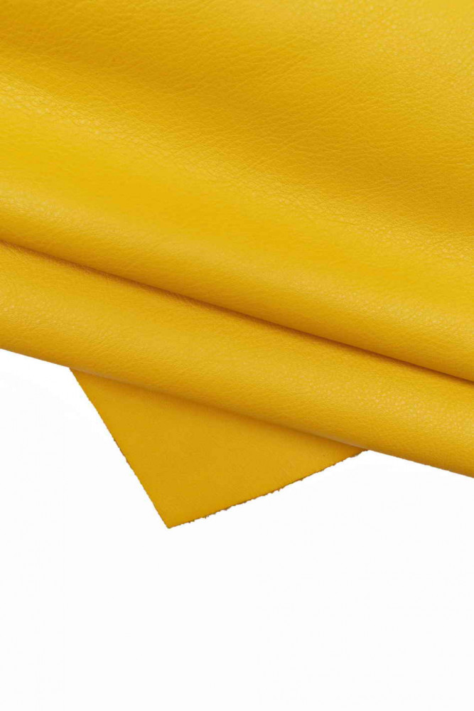 Pellame GIALLO con graana piccola, vitello sportivo tinta unita, pelle morbida semi lucida