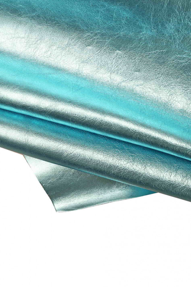 Pellame laminato CELESTE, pelle metallizzata azzurra effetto stropicciato, capra lucida morbida