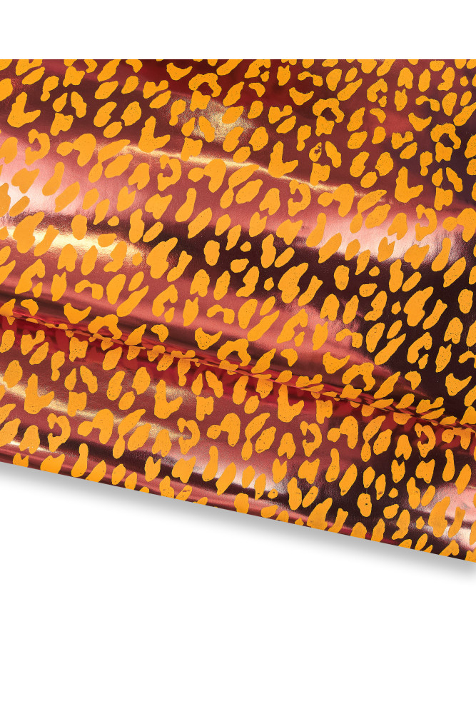 Pellame stampa GHEPARDO giallo su specchio bordeaux, pellame disegno leopardo, vitello laminato stampato animalier